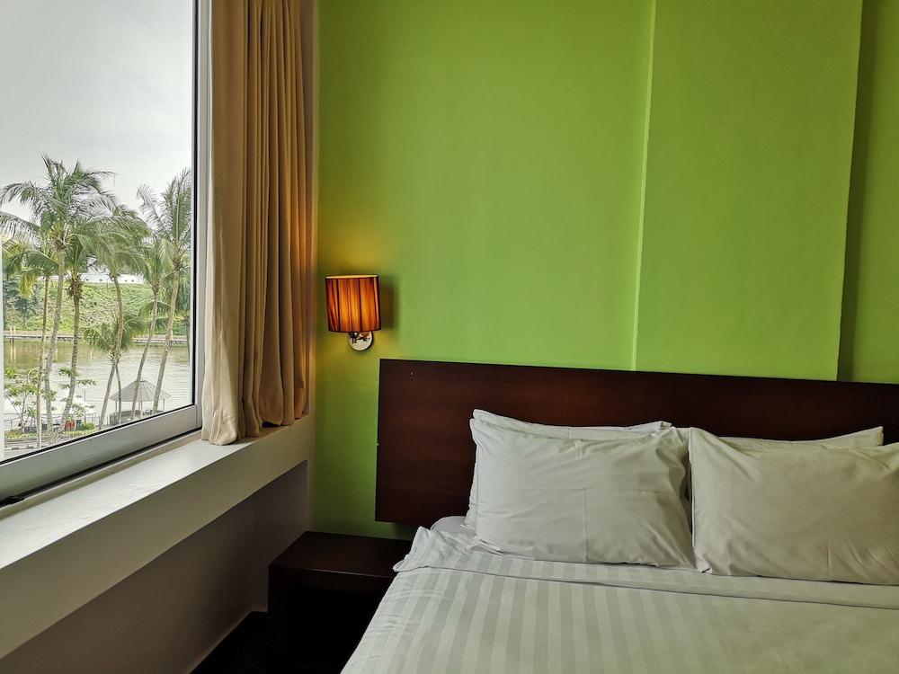 Tune Hotel - Waterfront Kuching Exteriör bild